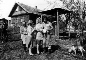 Uģis Niedre. Latgale. Pirms kartupeļu stādīšanas. Tradīcija - dārzā ir krucifikss. 1982. gads