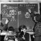 Skolēni apgūst fotogrāfiju fizikas klasē skolā Nr.12 Berlīnē-Lihtenbergā 1952. gada 30. decembrī. Foto - Manfreds Baiers Skolēni apgūst fotogrāfiju fizikas klasē skolā Nr.12 Berlīnē-Lihtenbergā 1952. gada 30. decembrī. Foto - Manfreds Baiers