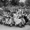 Skolēni pusdienas pārtraukumā Vaisigā, Saksonijā, 1952. gada jūlijā. Kamera: Exakta-Varex VX, objektīvs: Zeiss Tessar 1:3.5 / 50 mm, filma: 21/10 Din Agfa-Isopan-ISS-Film, diafragma: 3,5, slēdža ātrums: 1 / 25. Foto - Manfreds Baiers Skolēni pusdienas pārtraukumā Vaisigā, Saksonijā, 1952. gada jūlijā. Kamera: Exakta-Varex VX, objektīvs: Zeiss Tessar 1:3.5 / 50 mm, filma: 21/10 Din Agfa-Isopan-ISS-Film, diafragma: 3,5, slēdža ātrums: 1 / 25. Foto - Manfreds Baiers
