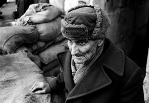 © Martins Fejērs. Vīrs Doma laukumā pie radioēkas, 1991
