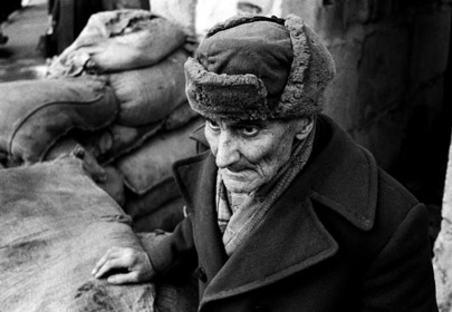 © Martins Fejērs. Vīrs Doma laukumā pie radioēkas, 1991