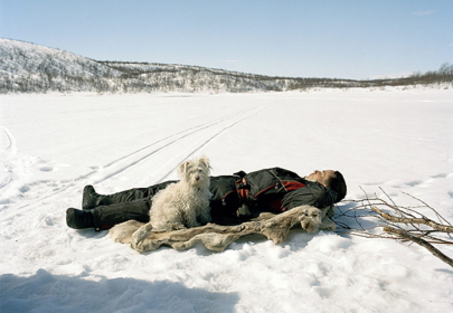 Selīna Klanē. Ole Ailo guļ uz ziemeļbrieža ādas, Masi, 2005. Fragments