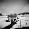 Nisiči, Bosnija un Hercegovina, 2009. Māja ceļa malā, kas ved uz Bišcinu, Sečovicu, Bosnijas un Hercegovinas Serbu Republikas apkaimē. Foto – Mateo Bastjanelli