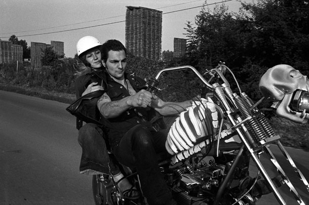 Jans Morvans. Parīzes priekšpilsēta, 1977. No sērijas Baikeri. Bandas līderis Tesos brauc ar savu motociklu.