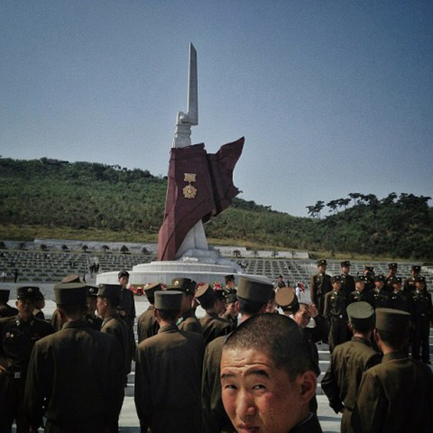 Deivids Gutenfelders/ AP. Ziemeļkorejas karavīri pulcējas kara veterānu kapsētā Piongjangas tuvumā, 2013. gada 19.septembris. @dguttenfelder