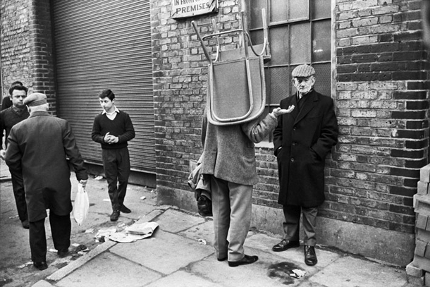 Tonijs Rejs-Džonss. Krēsls uz galvas, Brikleinas tirgus, 1966