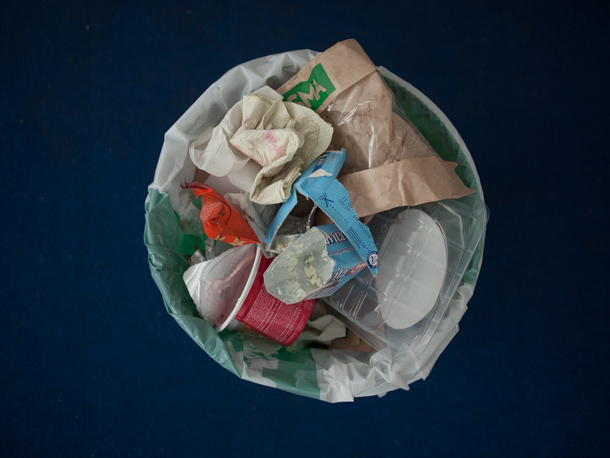 Pjotrs Antonovs, "Atkritumu spainis ar mākslinieka atkritumiem, fotografēts uz tumša fona"