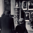 Cilvēki pie J. Lerha fotodarbnīcas skatloga. 1940. gadu vidus. Foto no Latvijas Fotogrāfijas muzeja krājuma