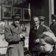 Cilvēki pie Jāņa Lerha fotodarbnīcas skatloga. 1950. gadu sākums. Foto no Latvijas Fotogrāfijas muzeja krājuma