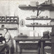 Jāņa Rieksta fotolaboratorija. Pie galda retušē Vera Andersone. Fotogrāfs - nezināms. 1925. gads. Foto no Latvijas Fotogrāfijas muzeja krājuma