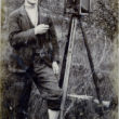 Nezināms fotogrāfs ar fotokameru. Ap 1905. gadu. Foto no Latvijas Fotogrāfijas muzeja krājuma