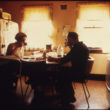 Brūss Bispings (Bisping, Bruce), Misters un misis Valeisi A. Volfi. Vīrs ēd brokastis pirms došanās uz darbu kā automašīnas mehāniķis (10/1974)