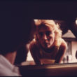 Linta Skota Īlere (Eiler, Lyntha Scott), Mašīnas īpašnieks, sēžot savā automašīnā pēc tehniskās apskates, izjautā auto emisijas inspekcijas darbinieci Sinsinati piepilsētā, Ohaio (09/1975)