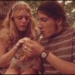 Marks Saint Džils (St. Gil, Marc), Sieviete un vīrietis smēķē zāli piknikā Ciedru mežā netālu no Līkejas, Teksasā (05/1973)