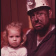 Džeks Korns (Corn, Jack), Ogļracis Veins Gipsons ar savu meitiņu (12/1974)