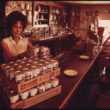 Deivids Hisers (Hiser, David), Tukšas Tērauda alus un bezalkoholisko dzērienu kārbas, savāktas no dažādām vietām netālu no Taosas, Ņūmeksikā. Šīs kārbas tika izmantotas eksperimentālo māju būvniecībā