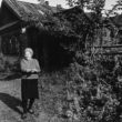 Uģis Niedre. Lidija Ivanova (dzim. Liepa, 70 g. v.) pie savas mājas. 1982. g. 17. sept.