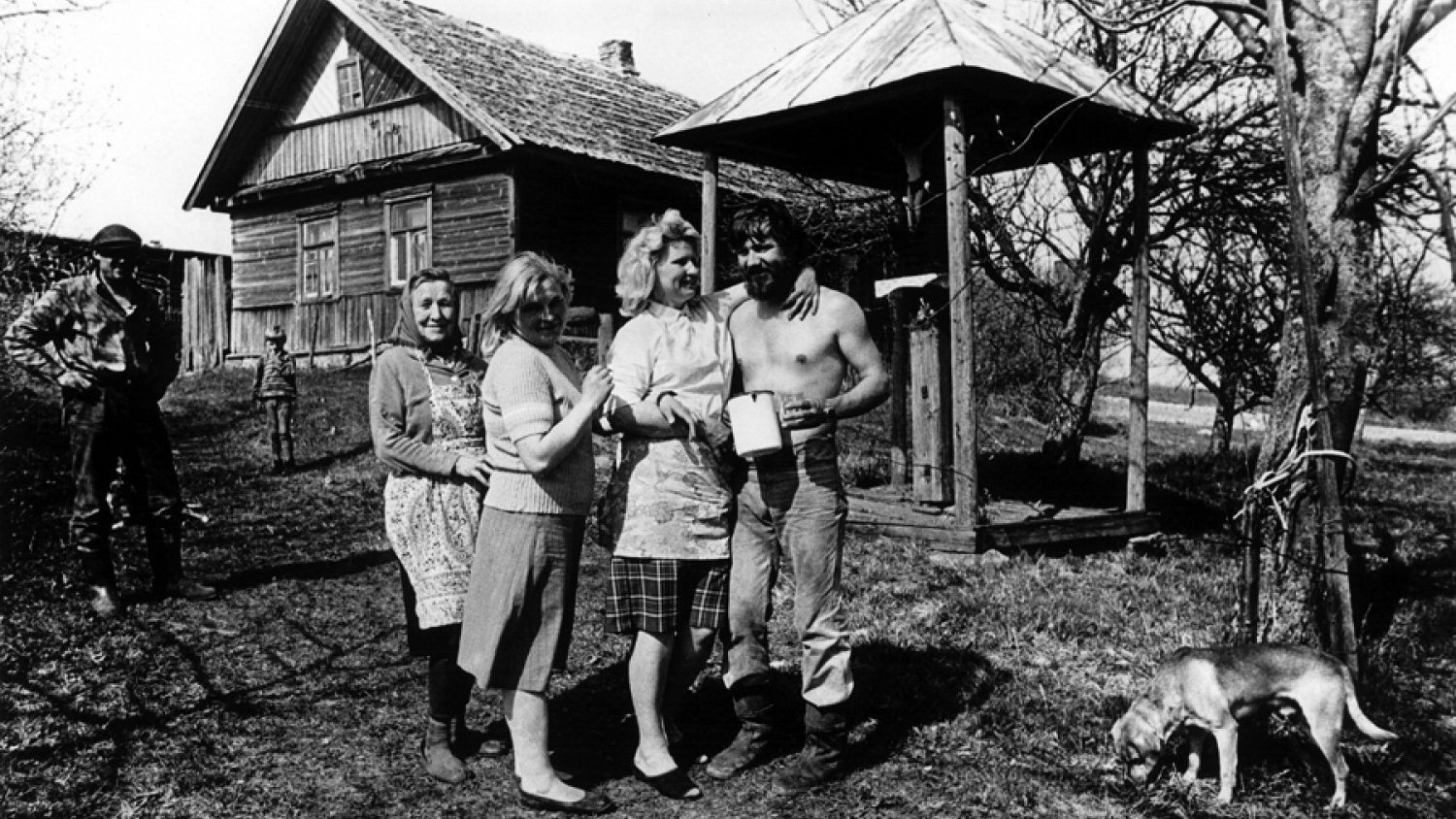 Uģis Niedre. Latgale. Pirms kartupeļu stādīšanas. Tradīcija - dārzā ir krucifikss. 1982. gads