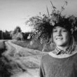 Uģis Niedre. Baiba Niedre - fotogrāfa meita Līgo vakarā uz Brenguļu māju ceļa Limbažu rajona Lādes pagastā, 1992. g. 23. jūnijs