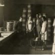 J. Husmans (jun.) cepuru fabrikas gatavās produkcijas cehā līdzās strādniecem 1930. gadu vidū. (Oriģināla glabātājs- Limbažu muzejs)