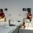 Foam mākslinieciskā direktora vietnieks Marsels Feils sarunā ar Lozannas mākslas muzeja direktoru Semu Stourdžu. Foto - Elīna Ruka