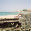 Olīvija Artūra. Sieviete sauļojas privātajā pludmalē. Džida, 2009