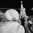 Linda Dorigo. Rietumkrasts, Bētleme, Decembris 2012. Ziemassvētku naktī etiopieši dejo laukumā pie baznīcas. Viņiem nav atļauts ieiet baznīcā. Svētajā zemē Ziemassvētki tiek svinēti četras reizes: katoļi tos svin 25.decembrī, pareizticīgie - 6. janvārī, grieķu pareizticīgie - 13. janvārī, un armēņi - 21. janvārī.