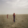 Mikele Palaci. Mongolija, Gobi, Omongovi, 2012. Hovorerdens smilšu vētras laikā spēlējas ar māsu.