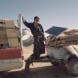 Mikele Palaci. Mongolija, Gobi, Omongovi, 2012. Nomadu ģimene pako telti un sev piederošās lietas, gatavojoties aizbraukšanai.