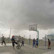 Mikele Palaci. Mongolija, Gobi, Tsogtsestije, 2012. Puiši spēlē basketbolu ciemata vienīgajā sabiedriskajā vietā - skolas basketbola laukumā.