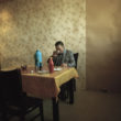Mikele Palaci. Mongolija, Gobi, Dalanzadgada, 2013. Policijas detektīvs ēd pusdienas policijas iecirkņa ēdnīcā.