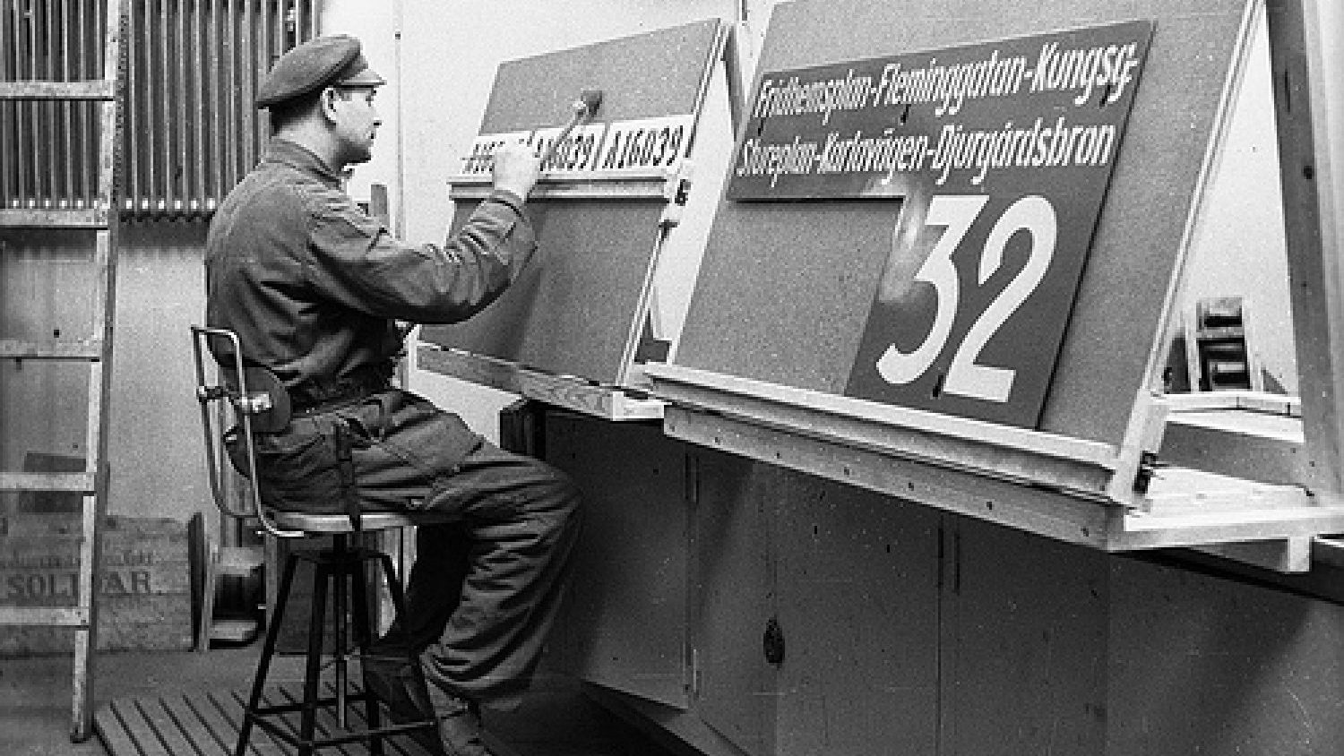 Zīmju krāsotājs tramvaju depo, 1943. Foto - Borje Galens