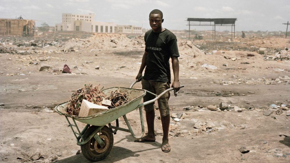 Valentīno Bellīni. Gana, Akra, Agbobloši. Jauns vīrietis ved dedzināšanai paredzētus ārkārtīgi toksiskus elektrisko iekārtu materiālus.