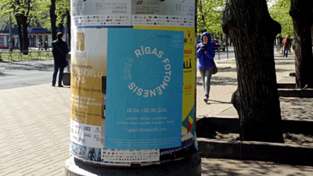 Rīgas Fotomēneša plakāts Rīgas ielās