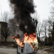 Kristofers Nans. Degošs Ukrainas Drošības dienesta auto. Kaluša, 2014. gada 19. februāris. No sērijas "Kaulu rinda"